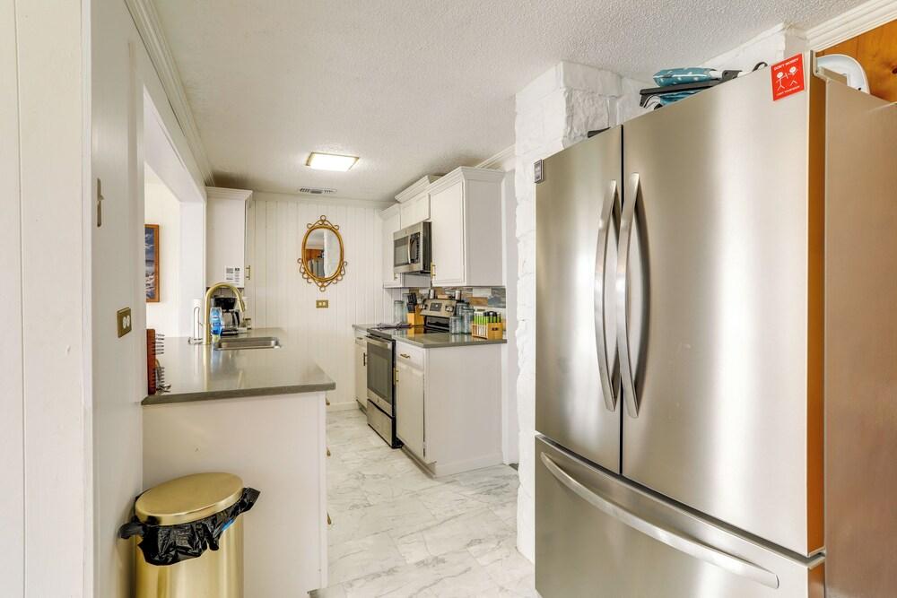 Norfork Lake Views: Home w/ Deck in Henderson