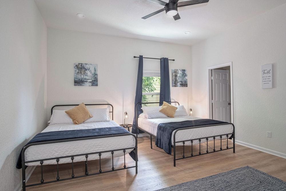 Generous 4br/3ba Charmer Near Glorius Downtown!