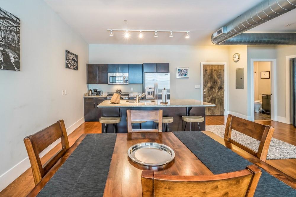 Seaport Signal Building by Vacasa