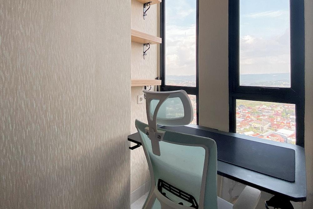 Comfortable And Modern Studio At Apartment The Alton