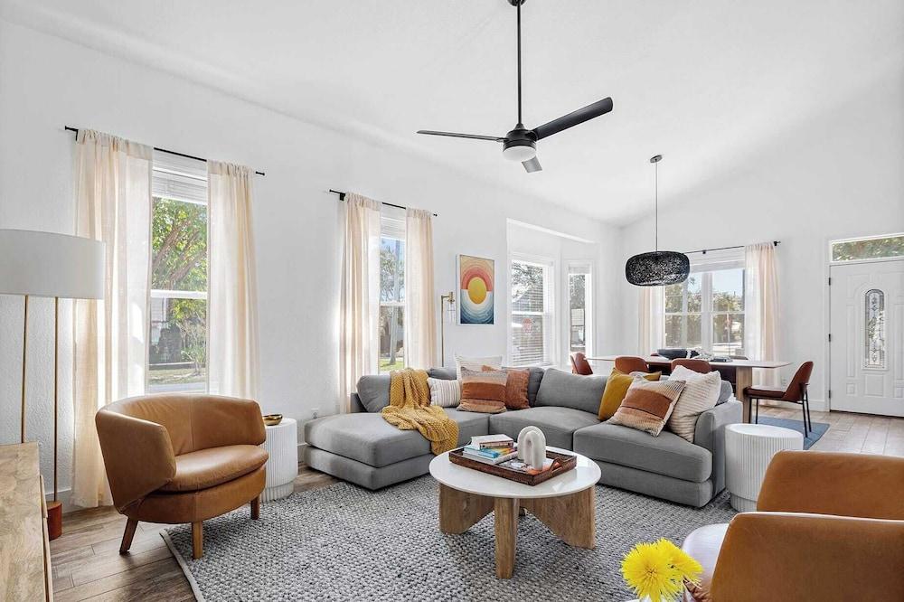 Sleeps 36 2 Homes, Walk to Beach, Priv Pool + Hot Tub Tidal Wave & Seacrest