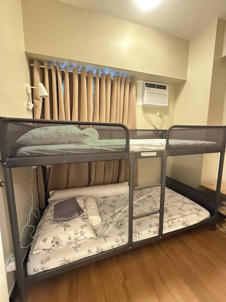 Aesthetic Cozy Apartment Condo With Pool Balcony & Deck