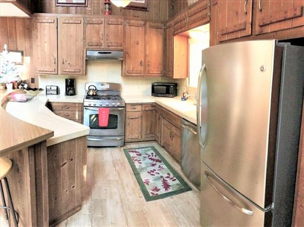 Woodsy 'a' Frame 3 Bedroom Cabin by RedAwning