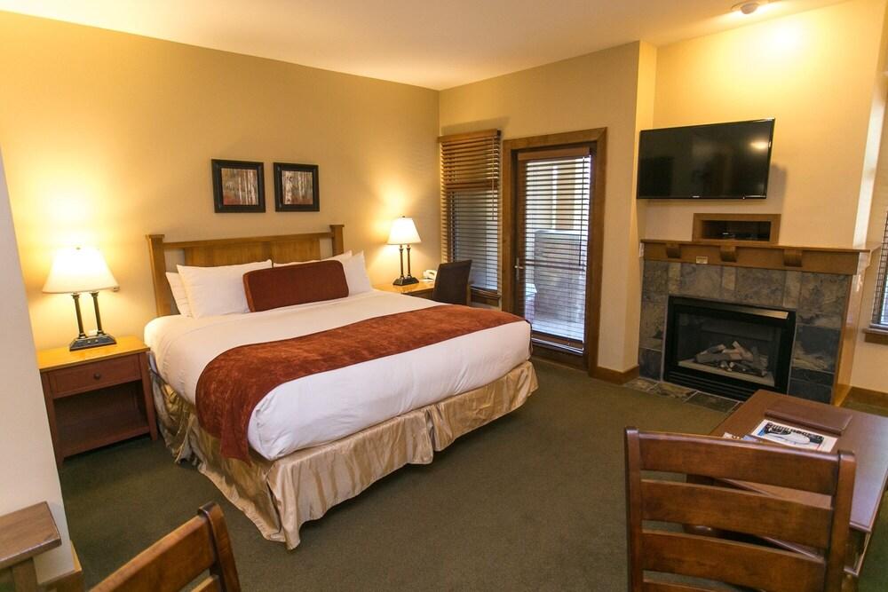 Spacious Unit Mountain Getaway with Fireplace by RedAwning