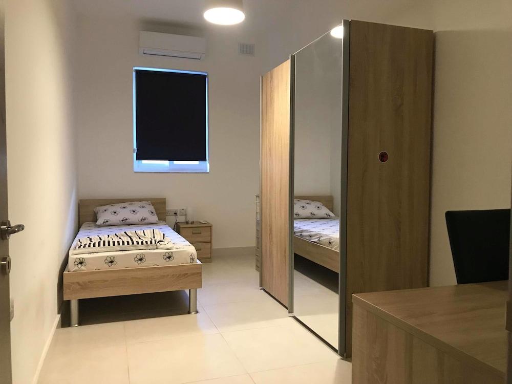 34 Holiday Suites St Paul's