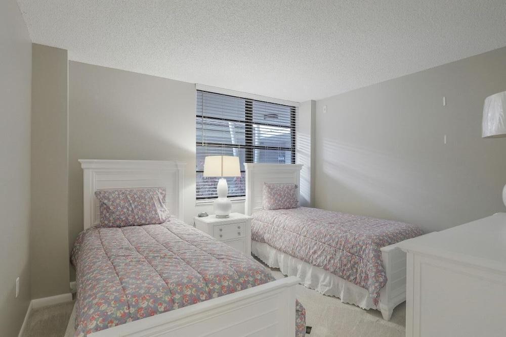 Peaceful Condo With Pool and Steps to Tigertail Beach