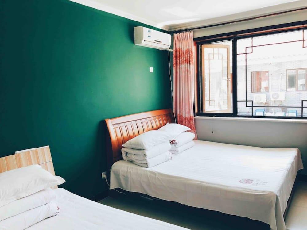 Skylit Great Wall Country House