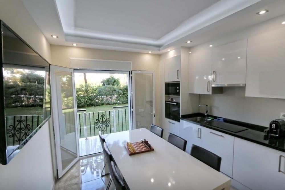 Beachfront Urb. Luxury Apartment 1