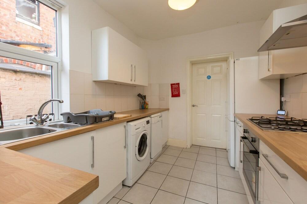 Townhouse @ 27 Electricity St Crewe