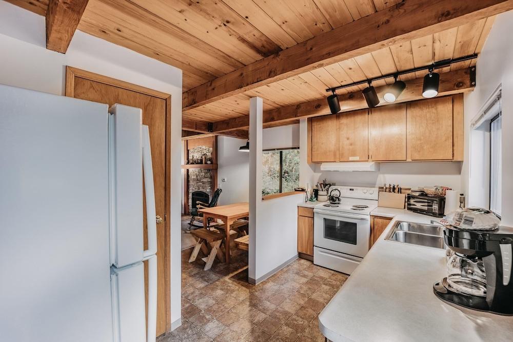 67MF- Hot Tub - Pets Ok - BBQ - Sleeps 5