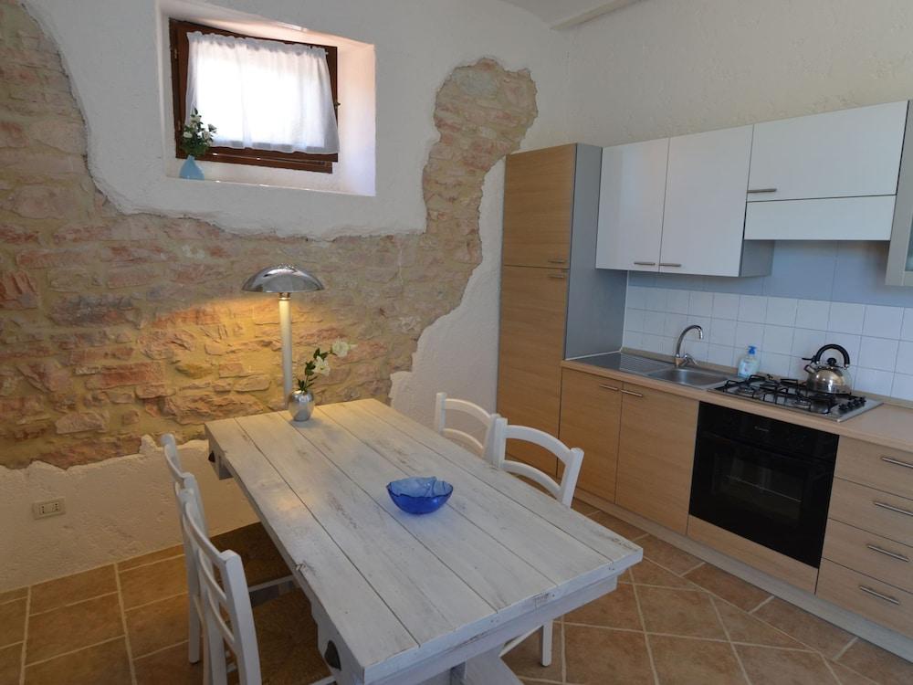 Cozy Couples Getaway w/ Wifi