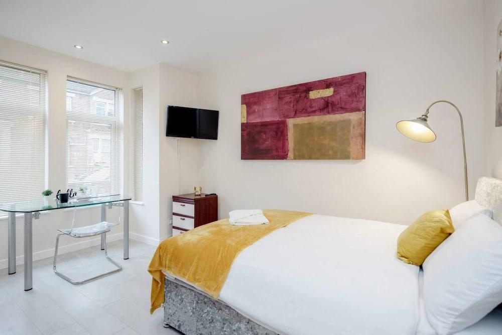 Homely Spaces Apt A, Large Studio W/king, 2guests