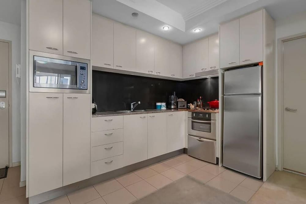 2BR Stunning Views CBD Pool Gym Netflix