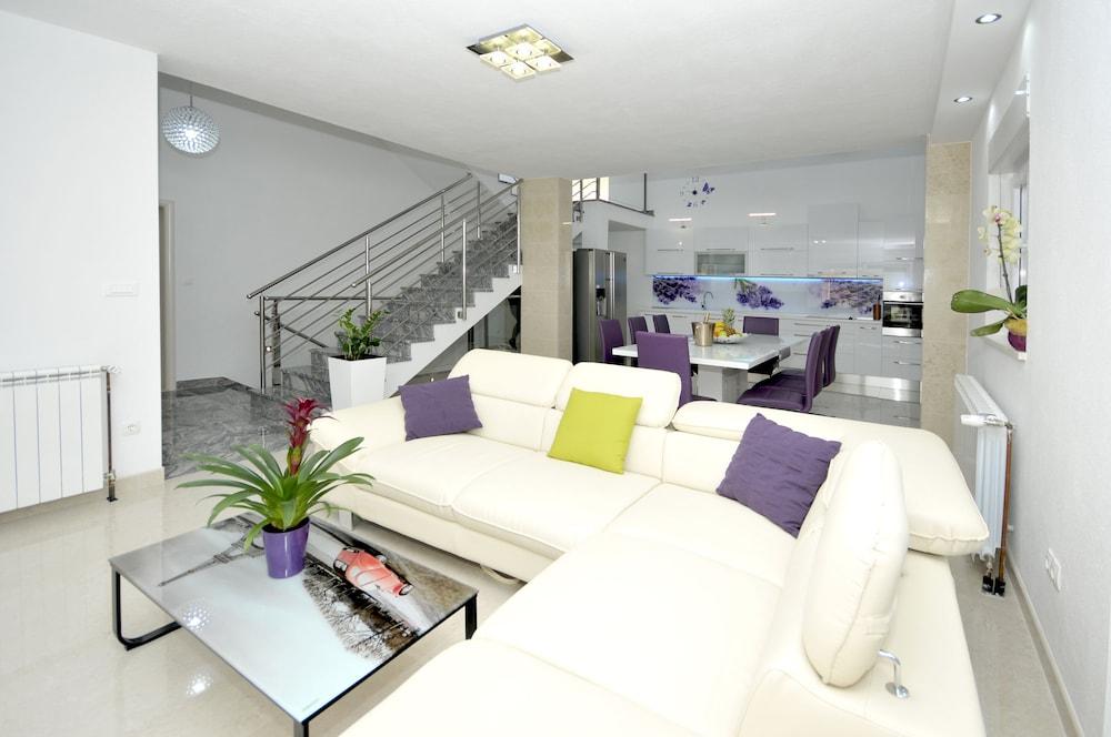 Luxury Villa Rooftop Pool !avbl in Season