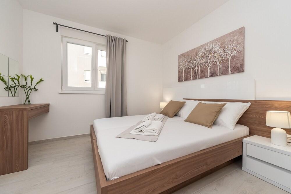 Apartments & Rooms Pool Villas Maris B