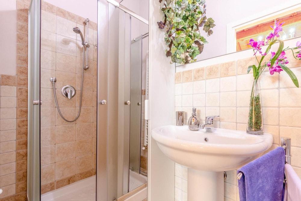 Kinzia Farmhouse Apartment