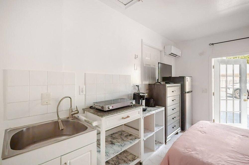Room in Guest Room - Small Studio Apartment