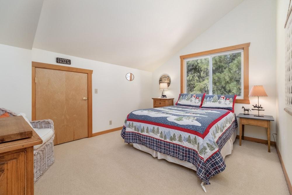 Pine Tree Cottage 3 Bedroom Home by NW Comfy Cabins by RedAwning