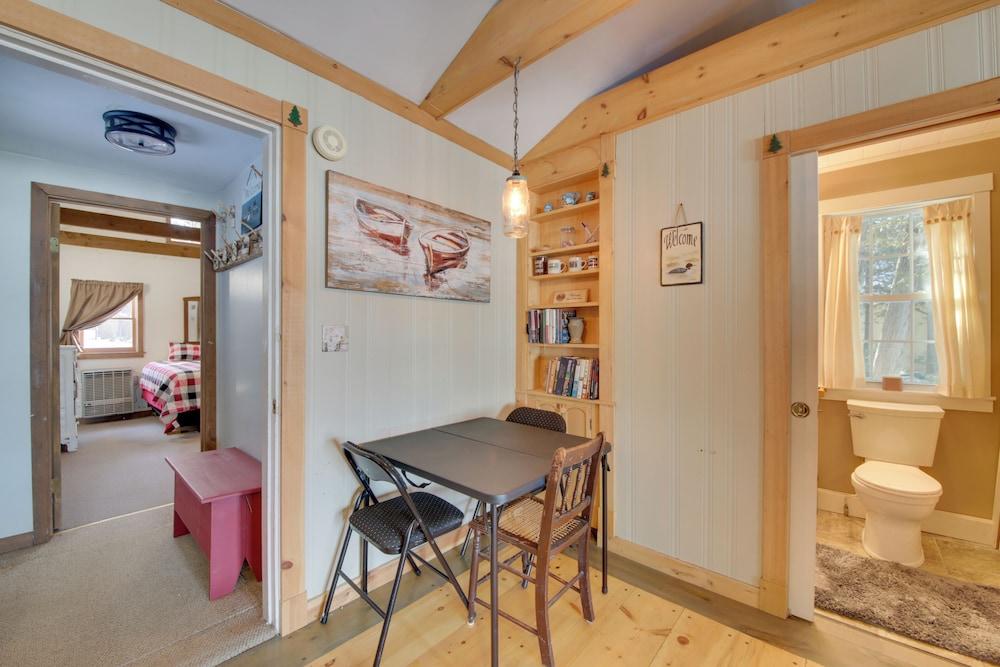 Palmyra Cottage w/ Deck on Whites Pond!