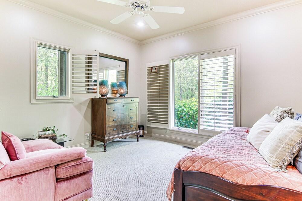 Hot Tub & Trail Access: 'treehouse' in Landrum!