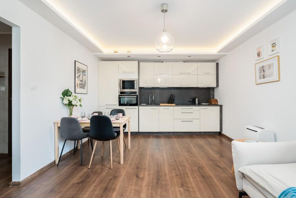 Kosinskiego With Parking by Renters