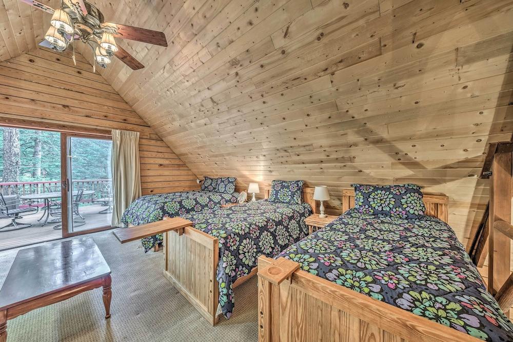 Tree-lined 'polly's Perch' w/ Mountain Views!