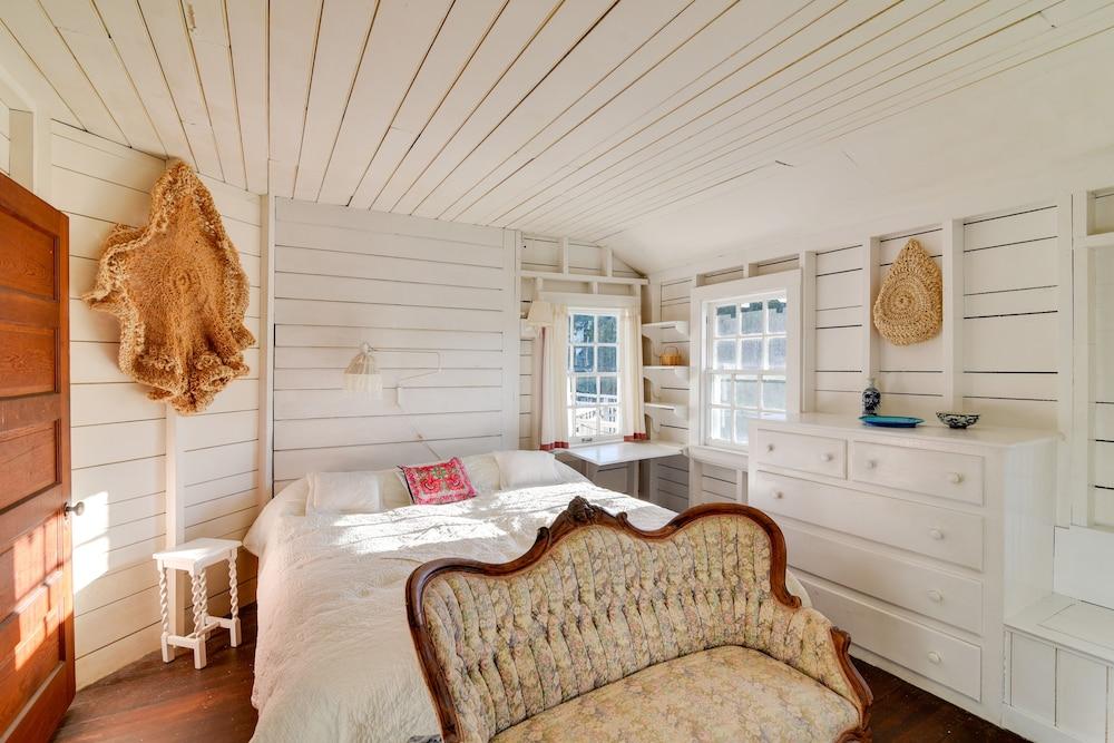 Oceanfront Cottage w/ Deck 2 Mi to Boothbay Harbor