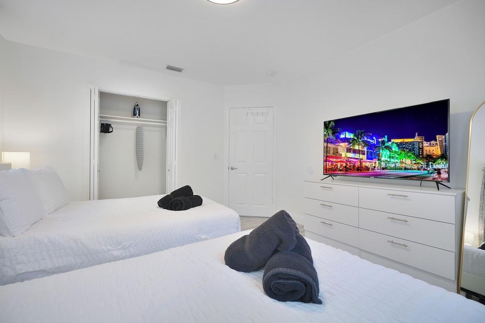 4 to 14 Guests- 2 Kitchens, Comfort Retreat, BBQ Patio