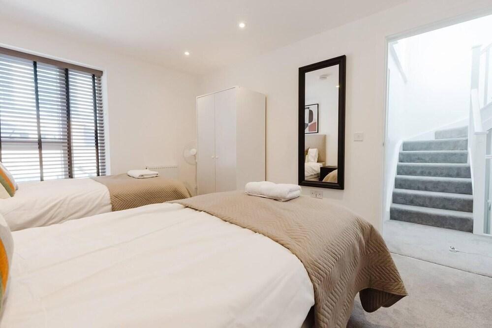 Watford - House - Sleeps 6 - Parking - Garden