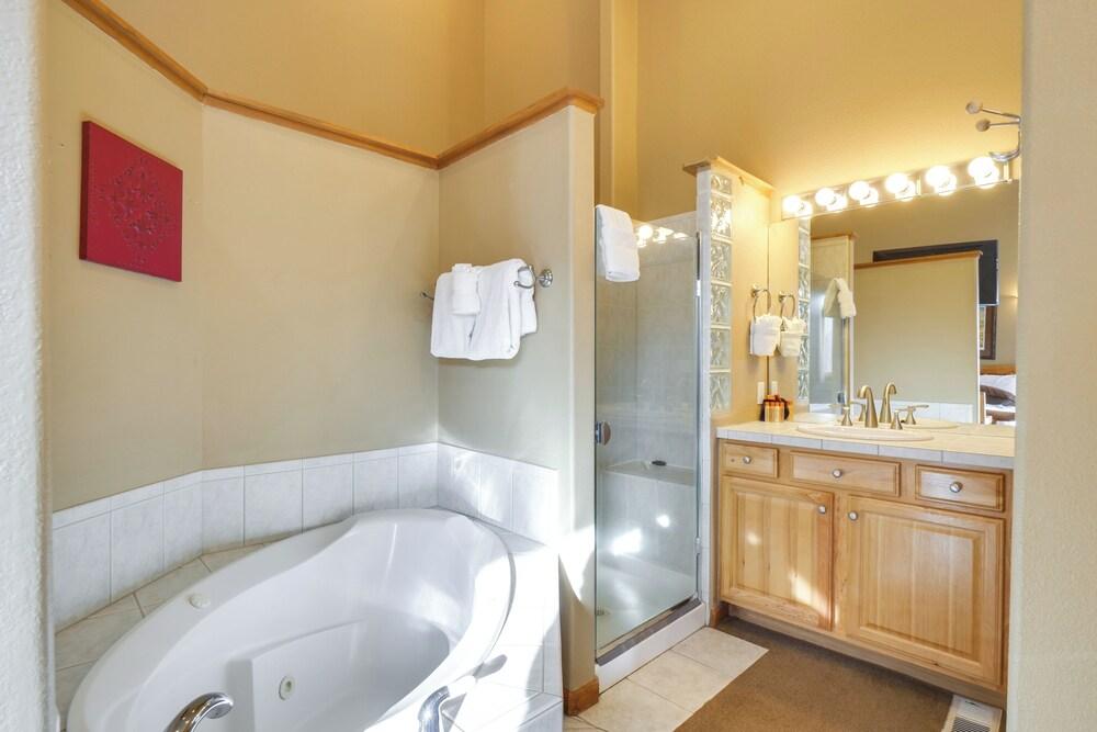 1 Mi to Keystone Lifts: Hot Tub Haven w/ Mtn Views