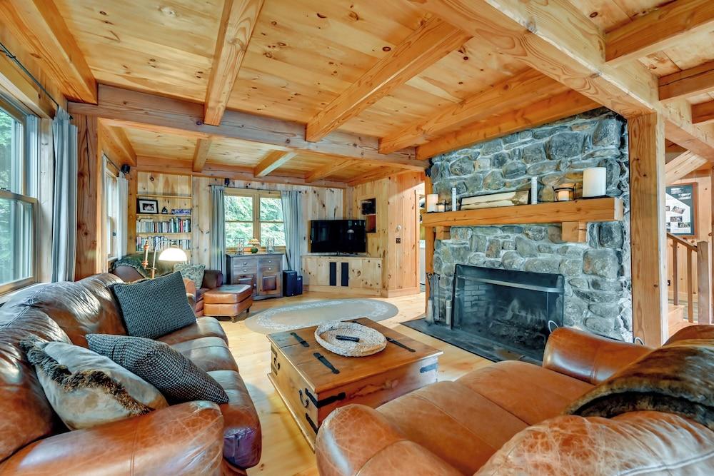 Lakefront Westhampton Cabin w/ Beach + Kayaks!